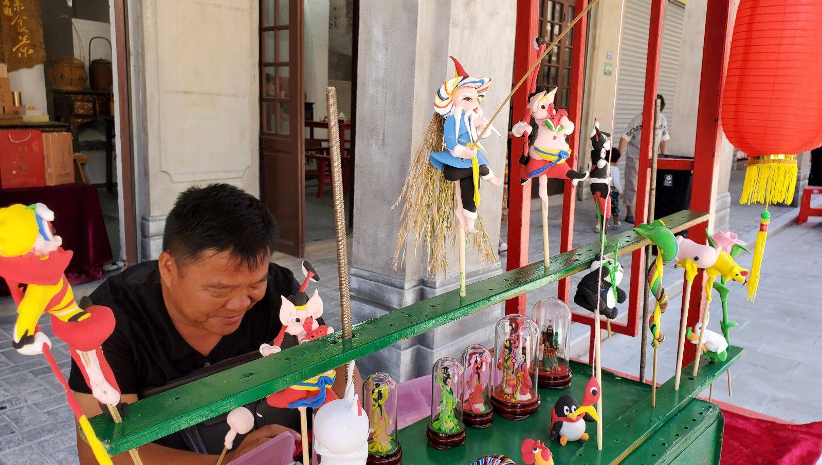 在小公园摆摊的非遗传承人张民忠巧制"捏面人"_面塑