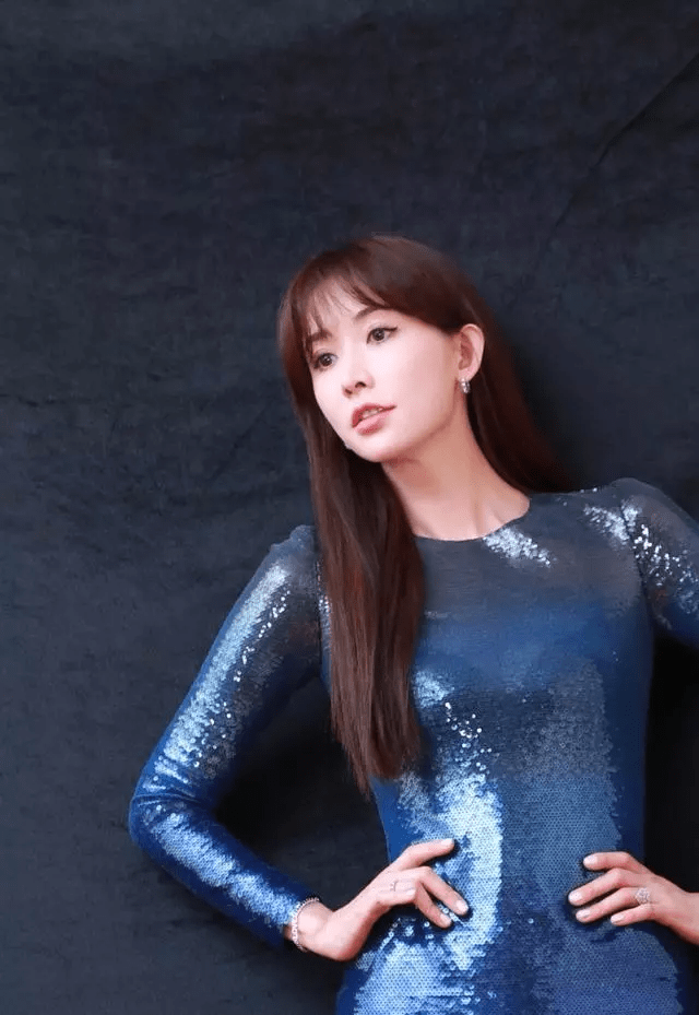 林志玲终于剪空气刘海了搭配长发减龄了十来岁早该选这款发型