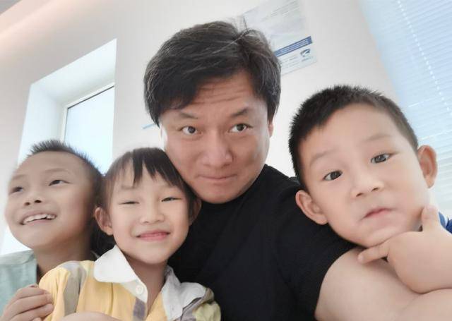 姓郭兄弟几个发展的都很好,就连找的老婆也都是圈内人,杨志刚老婆张静