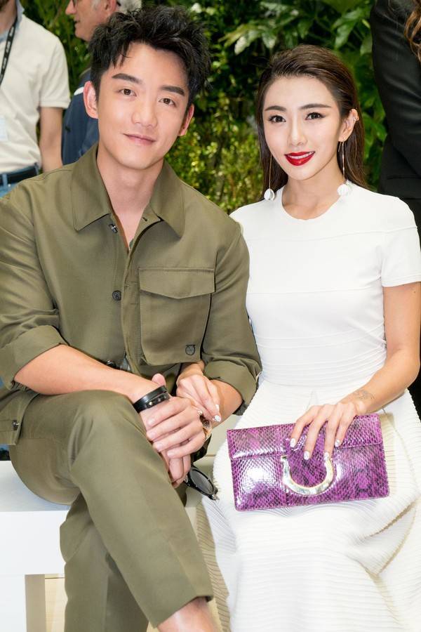 原创纯情少男窦骁出道多年一直不温不火却因搭上赌王千金备受关注