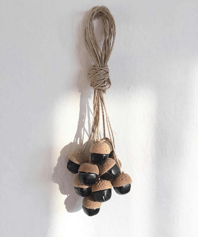 2,接着在纸张中心对折并在中心线涂上胶水,棉绳放置其中,直至工艺胶干