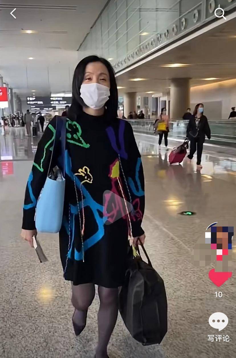 陶虹现身机场,及膝毛衣配黑丝自嘲不好看,粉丝想帮提行李还遭拒