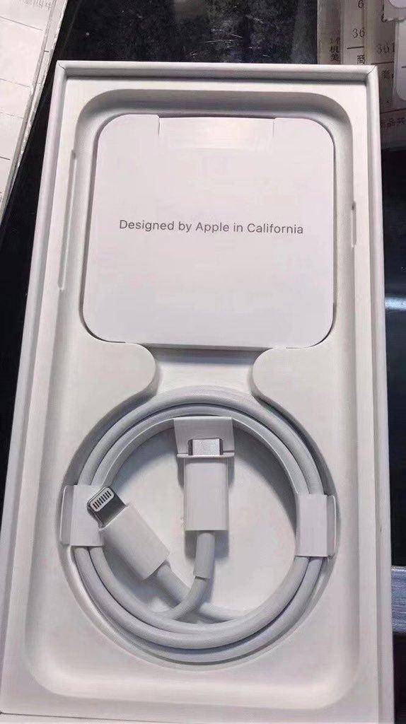 与iphone 12盒子相比,iphone 12盒子显然比前一个盒子短了