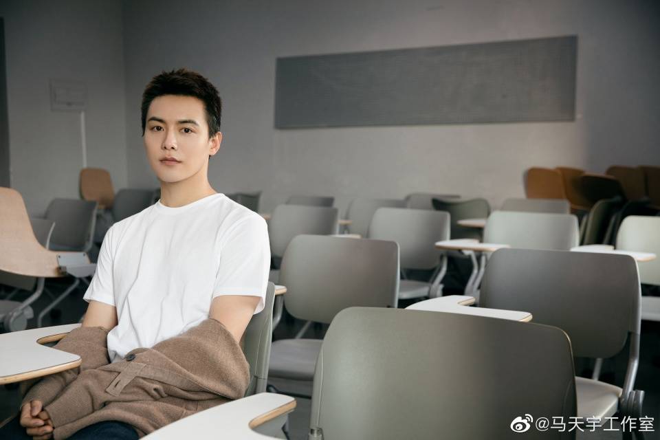 优秀毕业生马天宇参加北电70周年校庆 寸头造型亮了!