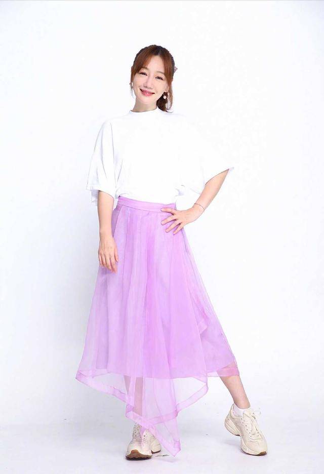 原创薛佳凝的脸自带"减龄效果",穿黑白拼接连衣裙配短靴,像大学生