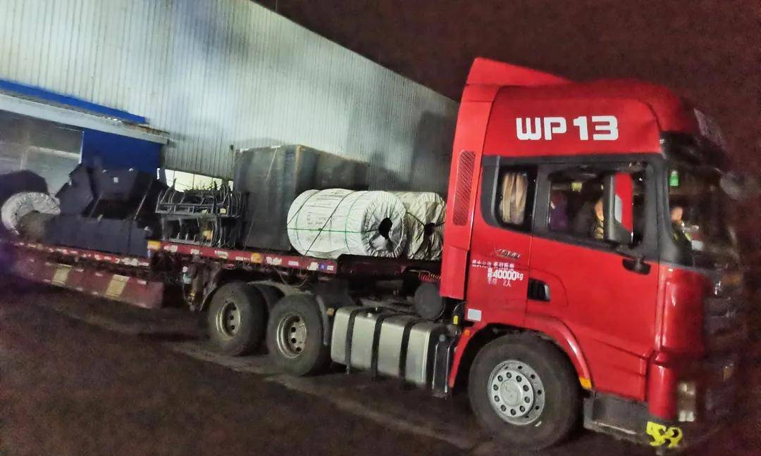 忙碌!日夜发货,货车排队,郑州鼎盛助力客户项目尽快投产