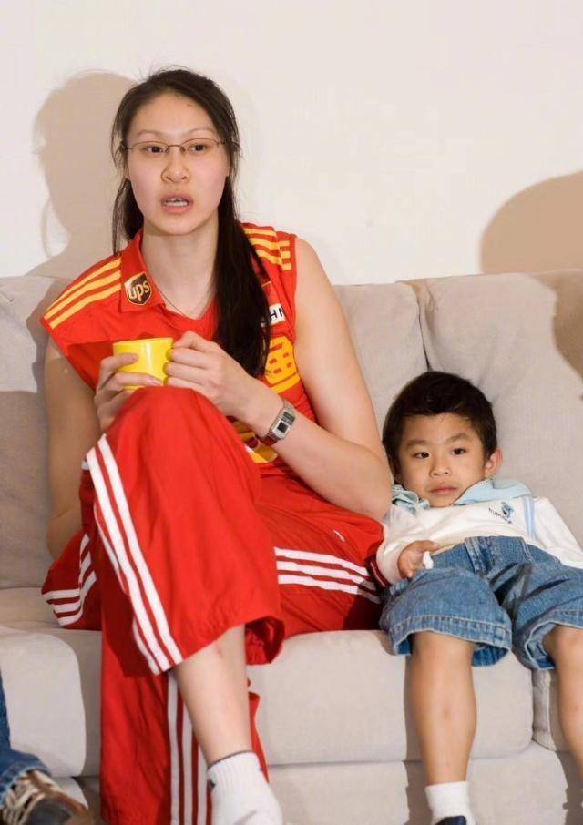 赵蕊蕊晒人生感悟,品茶吃苹果看书,38岁单身不显老_陈忠和