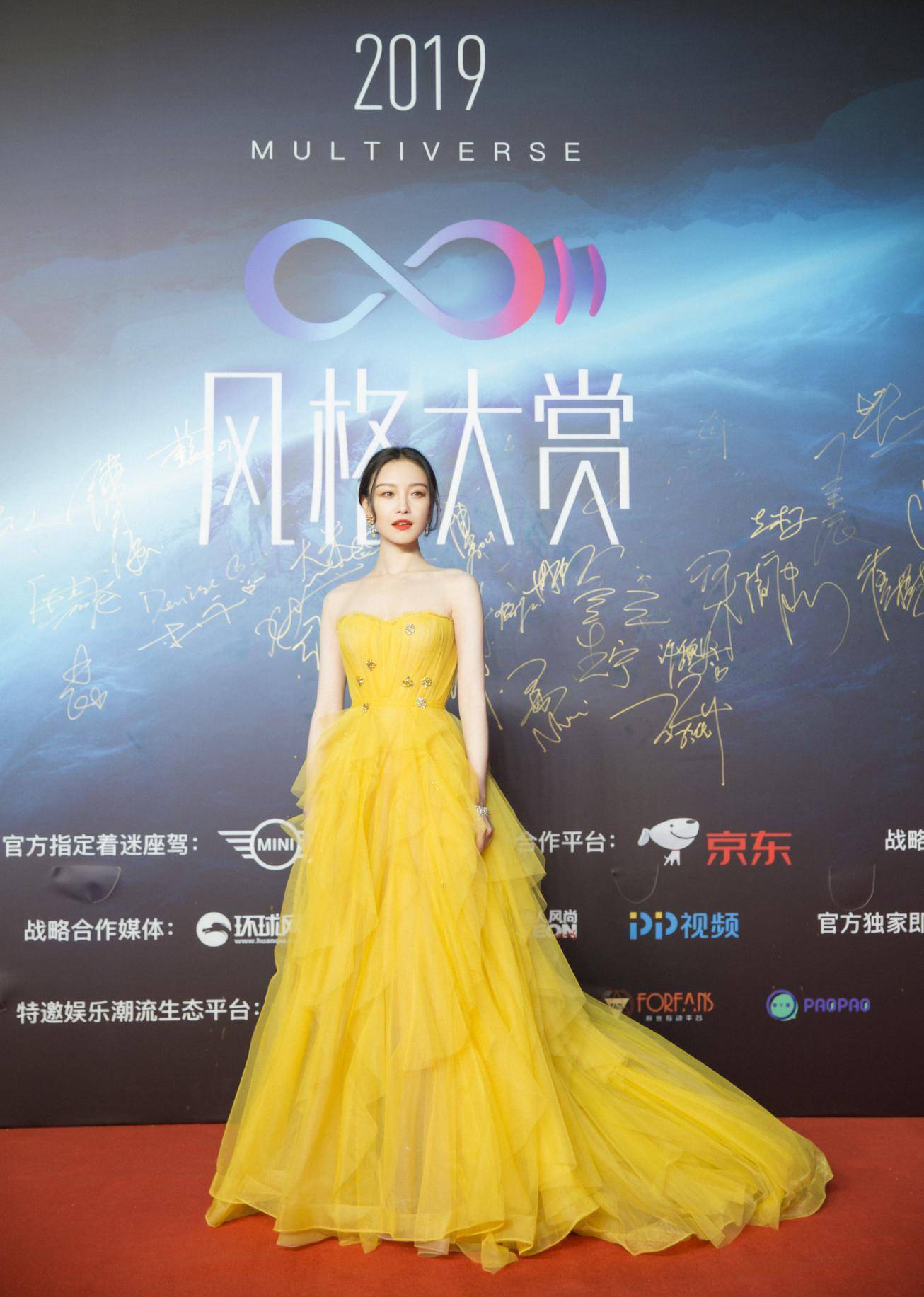 倪妮穿搭真大胆黑色低领开叉裙高贵又性感港风短发复古又高级