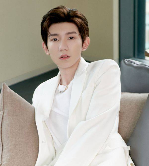 王源的直男坐姿火了双腿呈直角型身高不足1米7别尝试