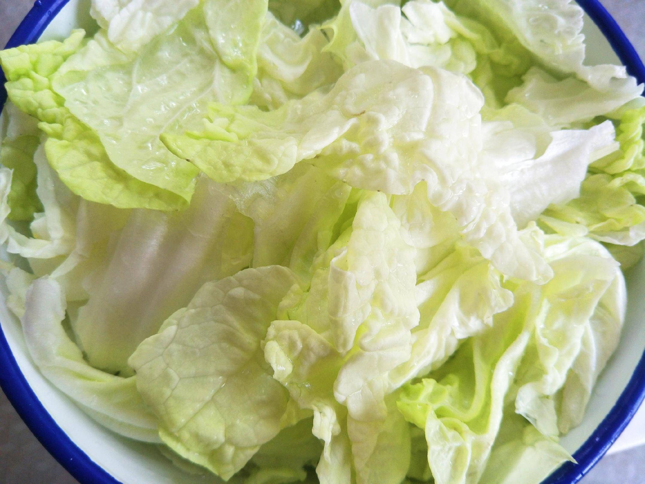 ①首先把大白菜的叶子撕下来,把它撕成小块,注意白菜叶子不要刀切用