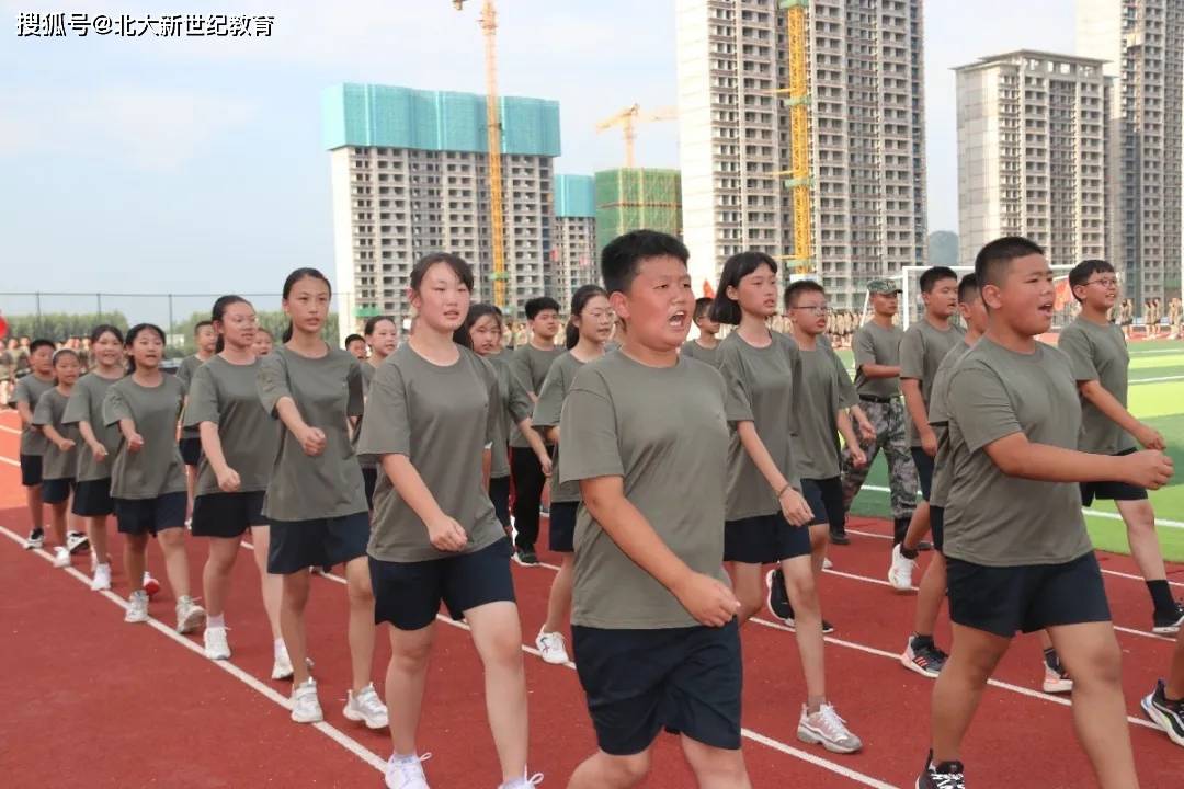 苦中作樂青春激昂北大新世紀章丘實驗學校軍訓紀實