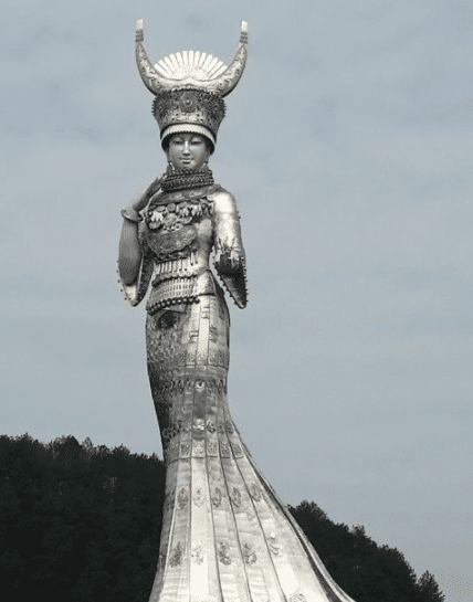 一贫困县花8600万建最高苗族像,引争议后回复:附属建设已停止…_阿莎