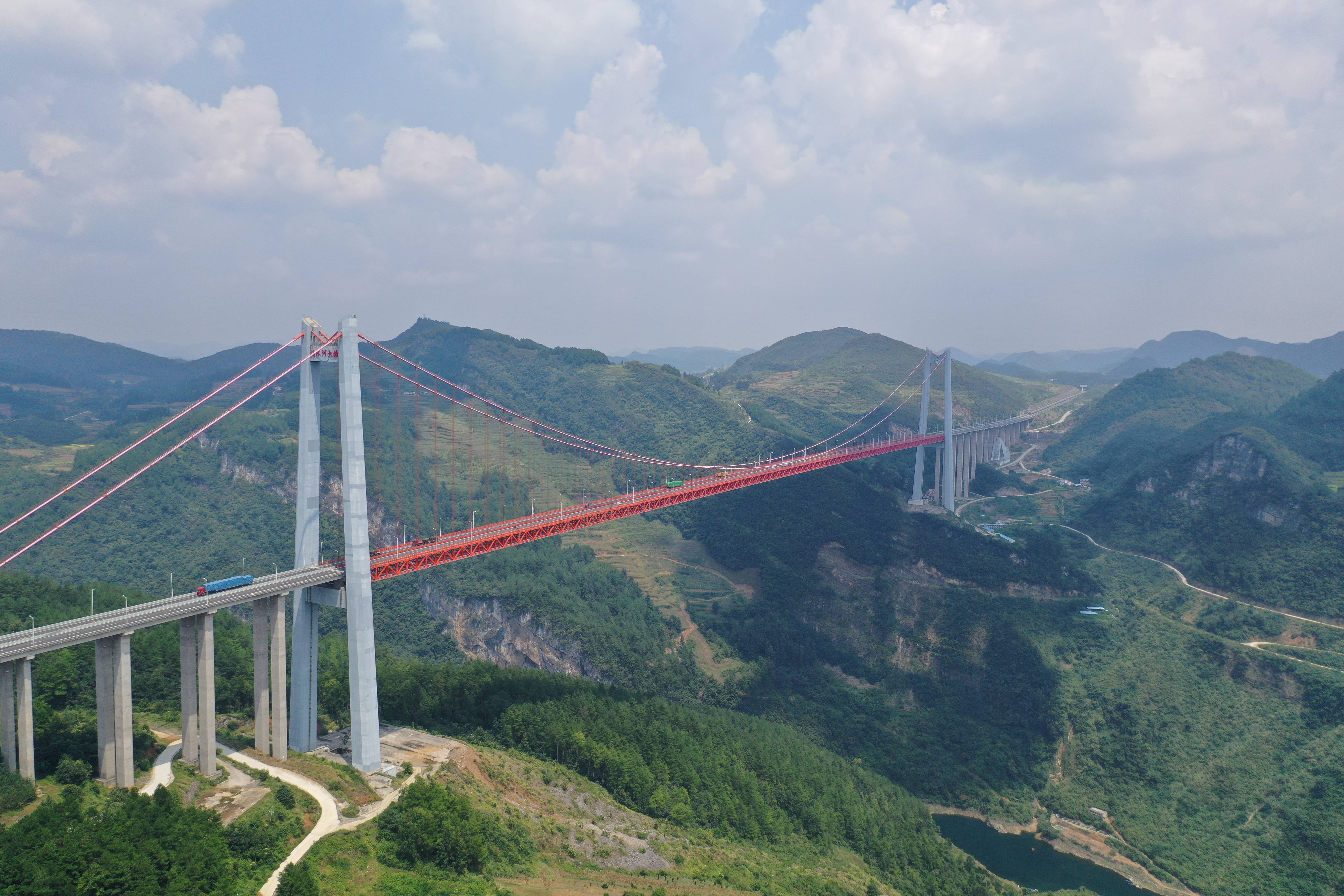 中国被称为基建狂魔,在贵州能得到很好的印证,你看看贵州的那些大桥