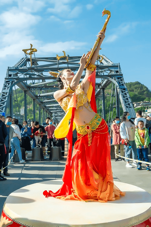 在沙漠里跳飞天舞的小姐姐火了