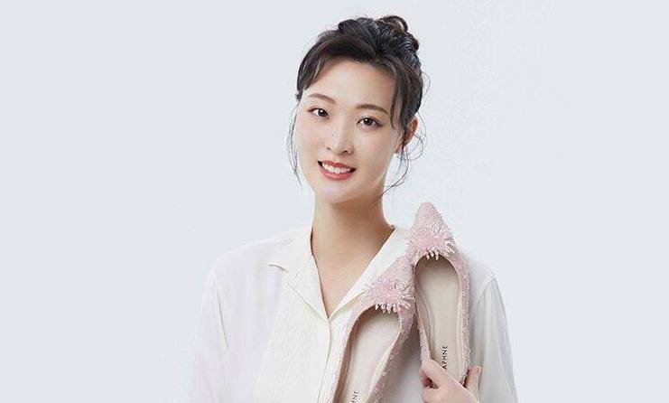 原创7000万身价武磊老婆姓氏十分稀有撞脸cba最美太太