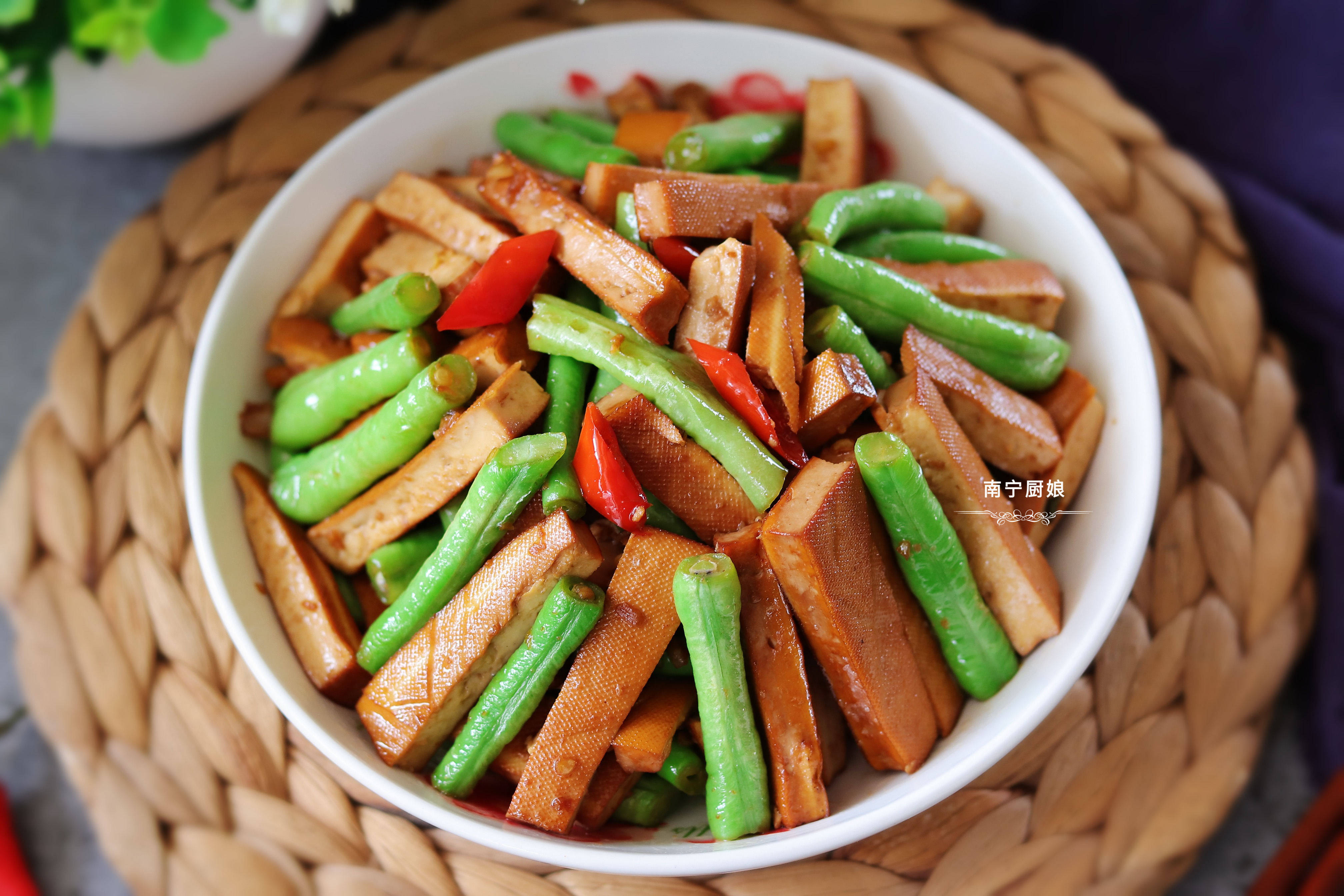 豆干搭配豆角一起炒口感柔嫩又入味能吃出肉的口感还真下饭