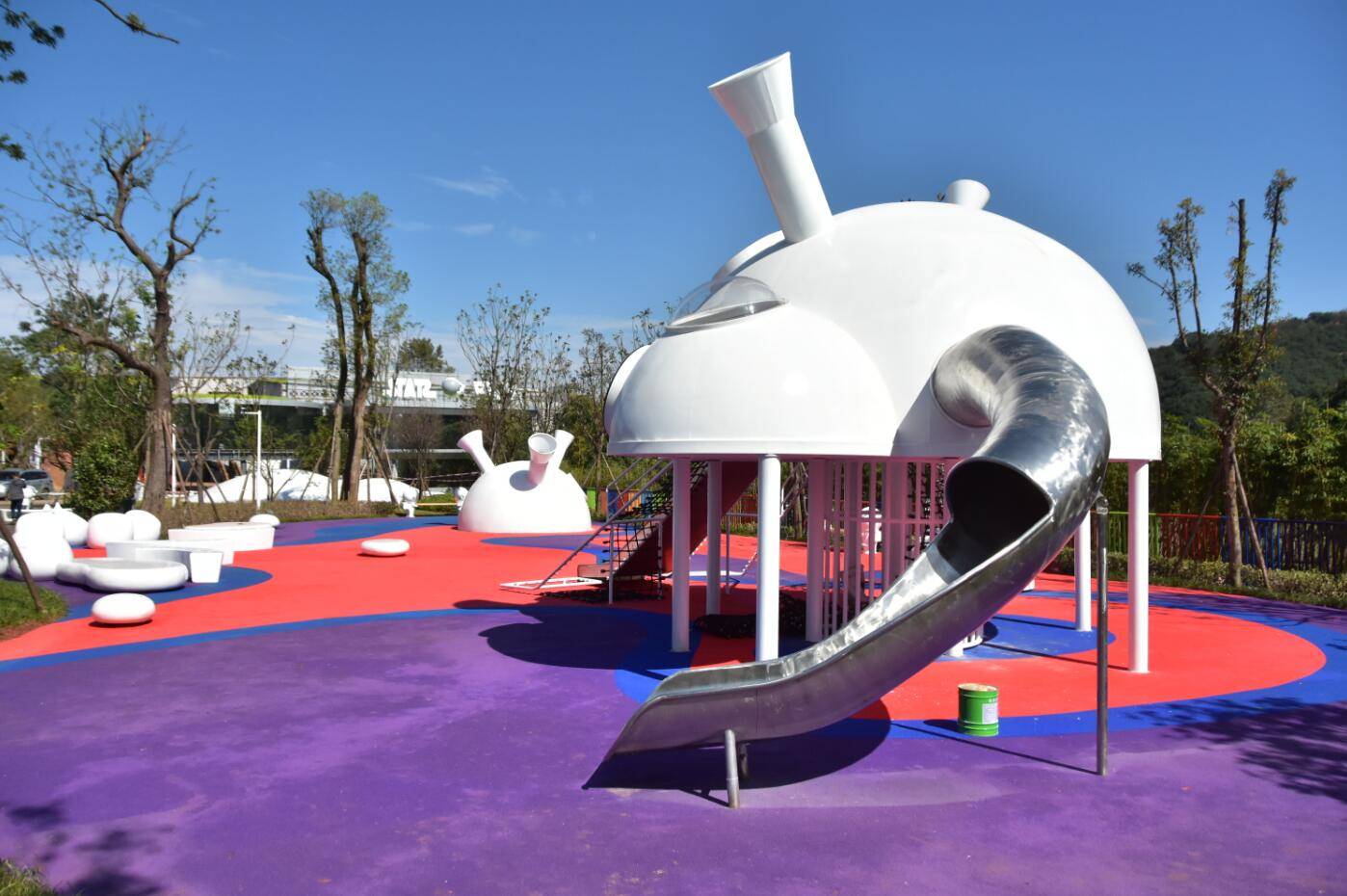 谢少杰)雨过天晴,位于南湖新区的岳阳星球乐园项目施工现场热火朝天