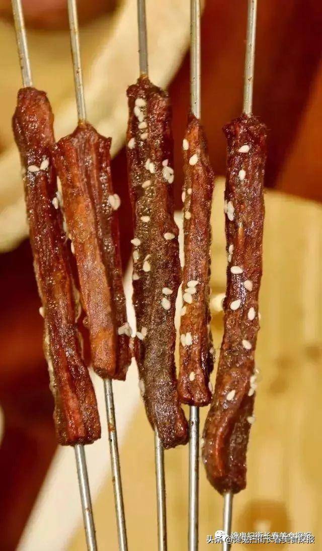 干巴肉羊肉串肋条酱油筋活吃八爪鱼新鲜的八爪鱼还活蹦乱跳的,上桌