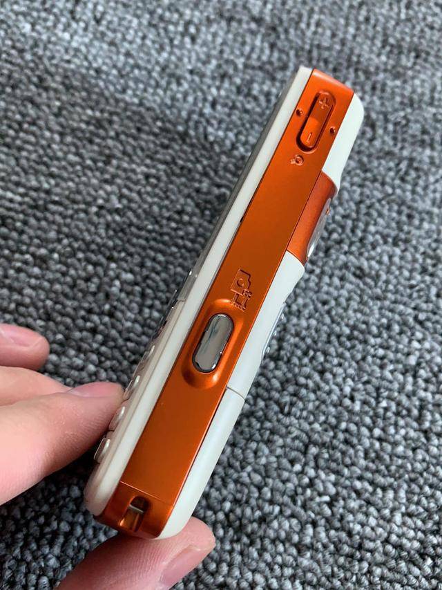 翻出十五年前的索爱w800手机橙色小摇杆手感带劲