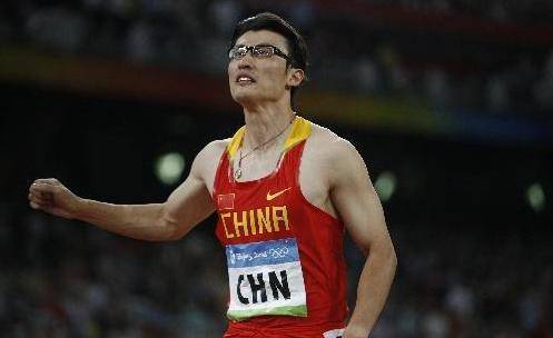 中国首位百米冠军,近视500度戴眼镜参赛,如今退役留任清华团委_胡凯