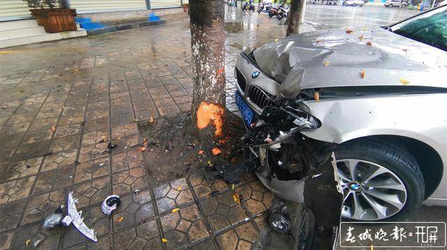 保山一司机送小孩上学抢黄灯,结果车撞坏不说,娃也受伤了