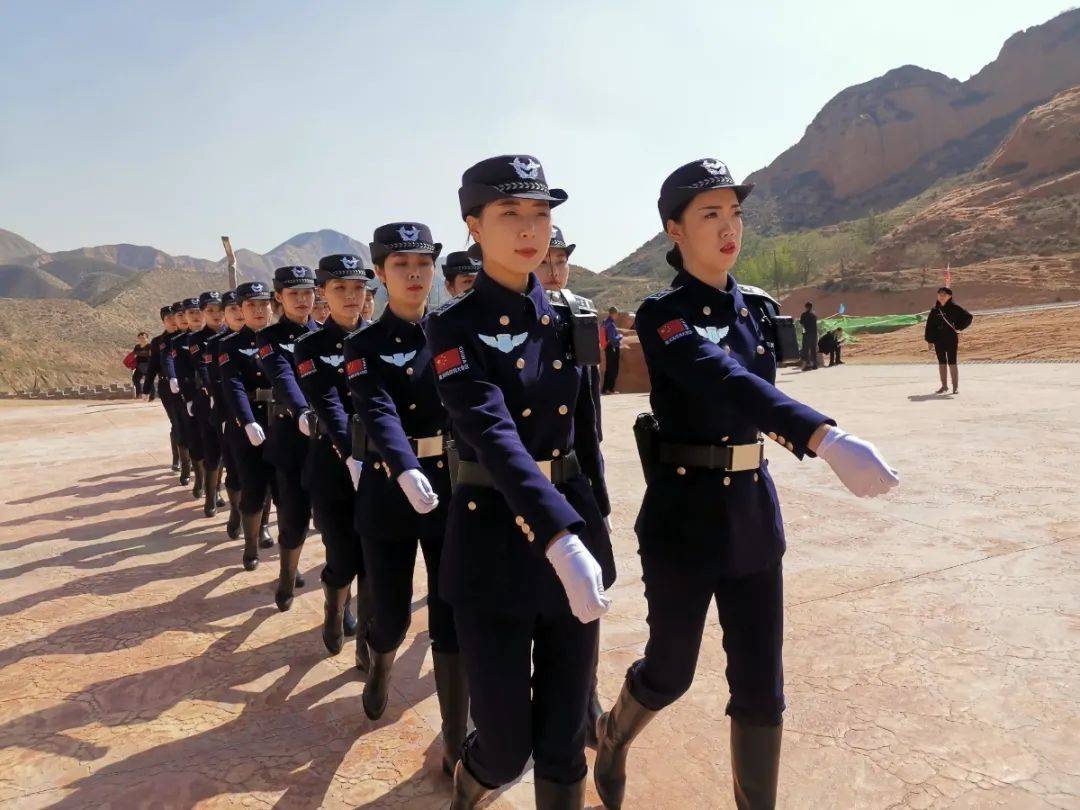 精神| 黄河风情线景区女子巡逻队亮相兰州水墨丹霞旅游景区_手机搜狐