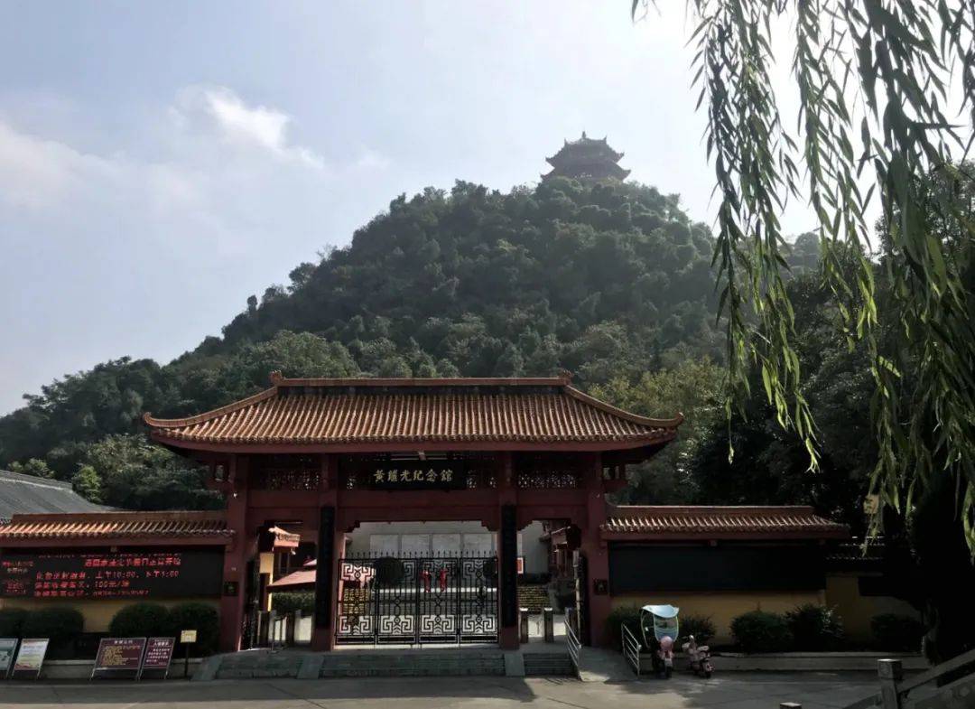 清澈碧绿的凯江河穿过日新月异的中江县城,潺潺流淌在魁山脚下.