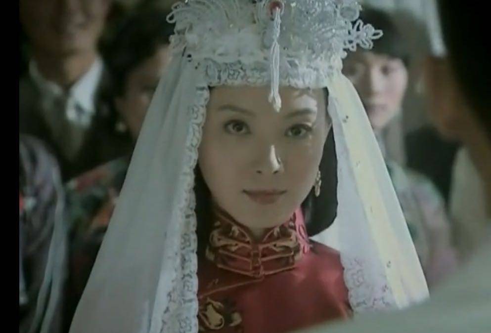 《倾城之恋》"黑心牡丹"白流苏:她完美诠释了二婚女的逆袭靠运