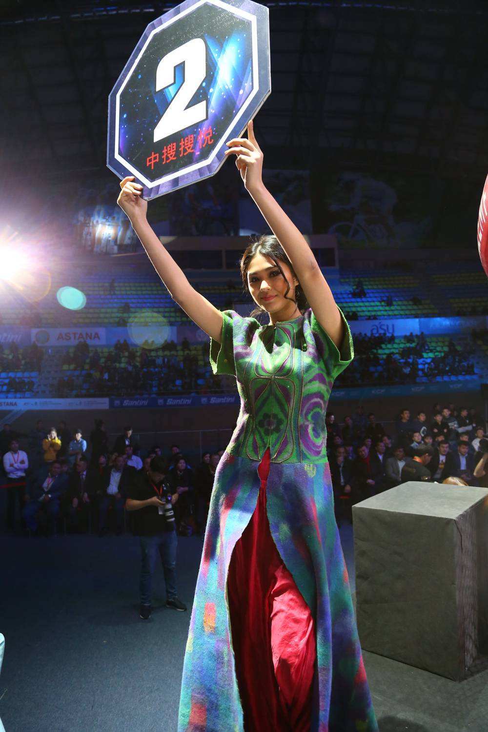 拳王上千万的收入,那么漂亮的举牌宝贝收入高吗?_女郎