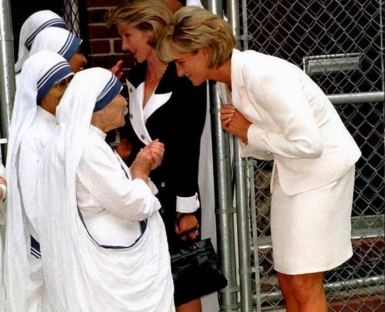 特蕾莎修女骗钱几十亿,捐款去向不明,给快死的人使用旧针管_手机搜狐