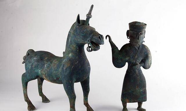 湖南博物馆有个牵马俑,马头上为何长角,专家一解释大家明白了_文物