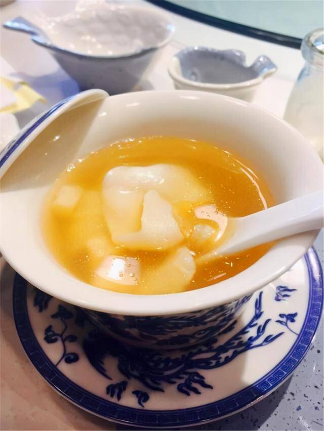 福建国宴名菜"鸡汤汆海蚌,汤清如水,味道香醇,可称汤中之王