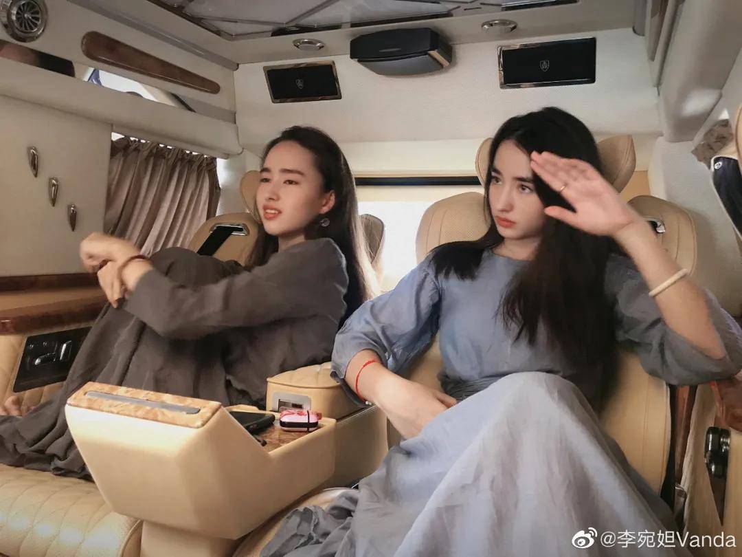 从小,父母对李宛妲和李林妲的教育就比较开放.