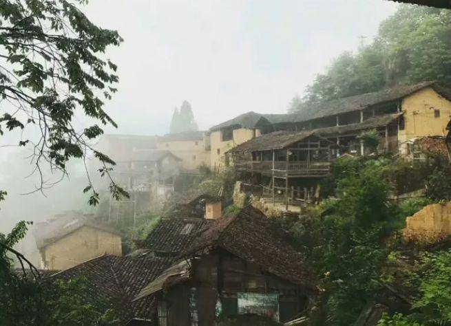 沿坑岭头村沿坑岭头村,坐北朝南,镶嵌在海拔700多米的高山之腰,古朴而