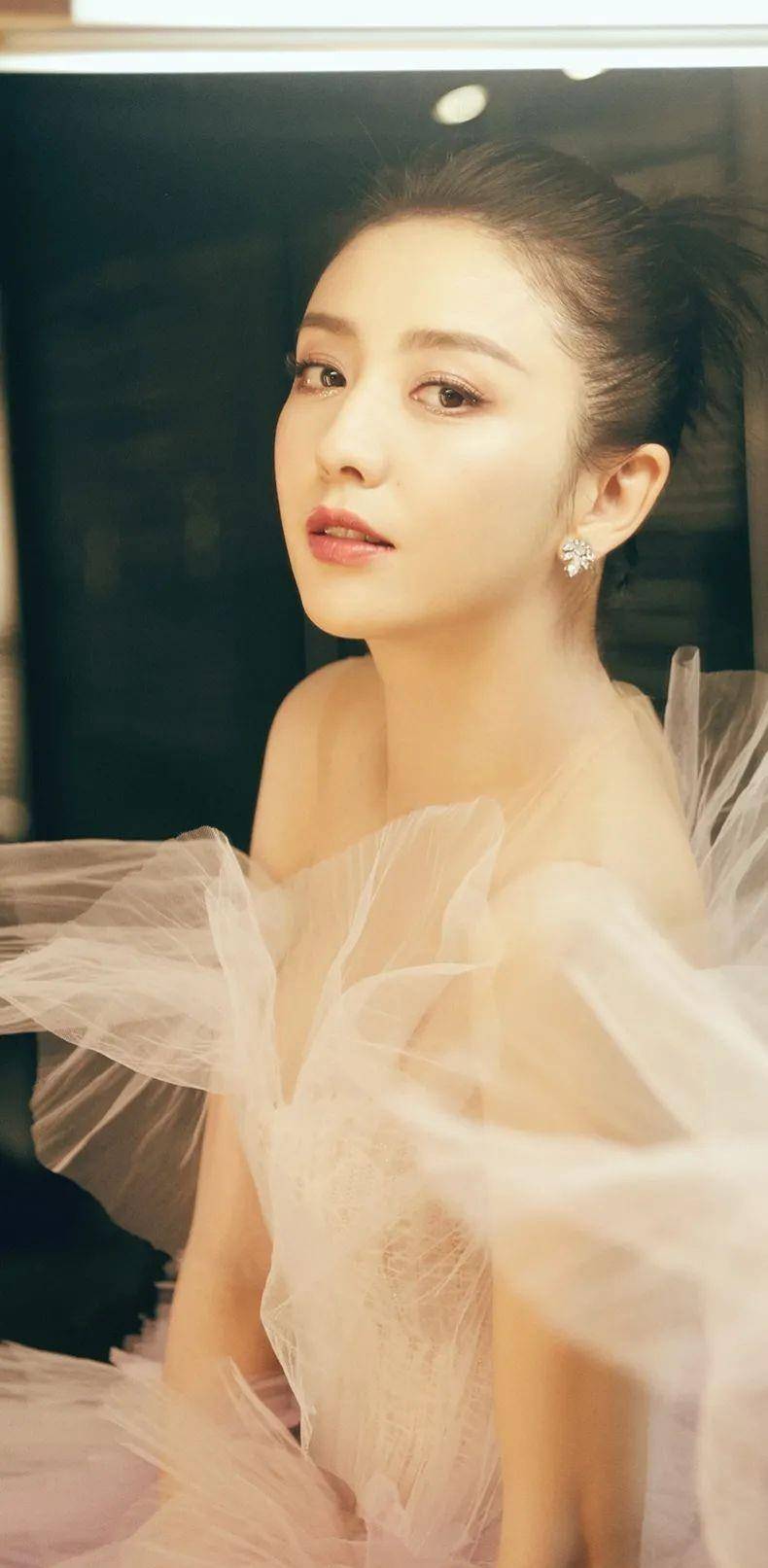 一身白色长裙化身花仙子的佟丽娅,赏心悦目._手机搜狐网