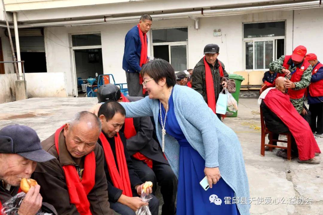 霍邱县天使爱心公益协会到宋店乡敬老院开展"敬老,爱老"慰问活动
