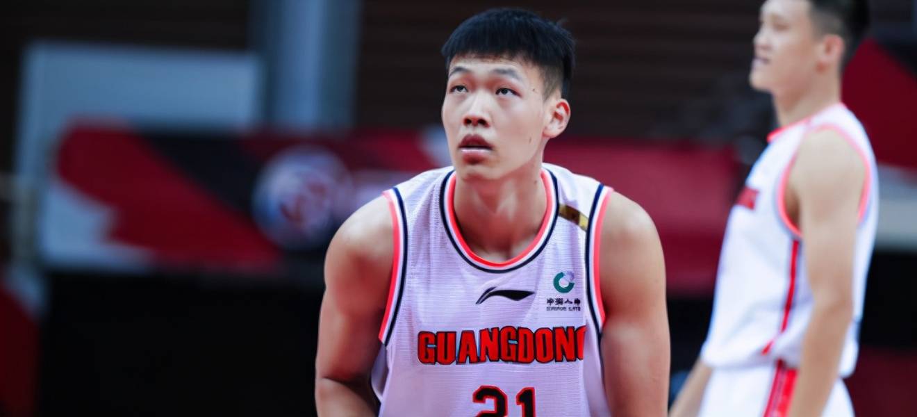 张昊是本赛季被杜锋从广东男篮青年队上提一队的小将,今年18岁,属于