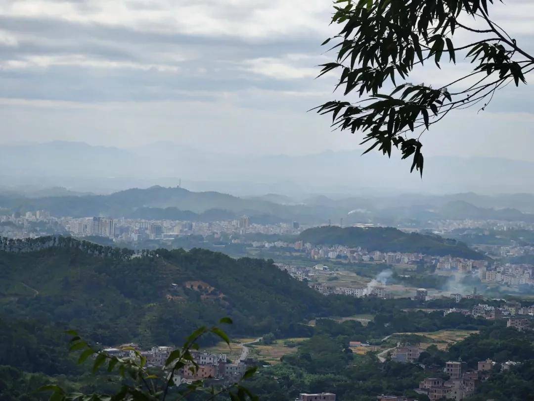 重阳登山赏美景户外享自然丨高州云潭镇隆重举行三官山首届登山节