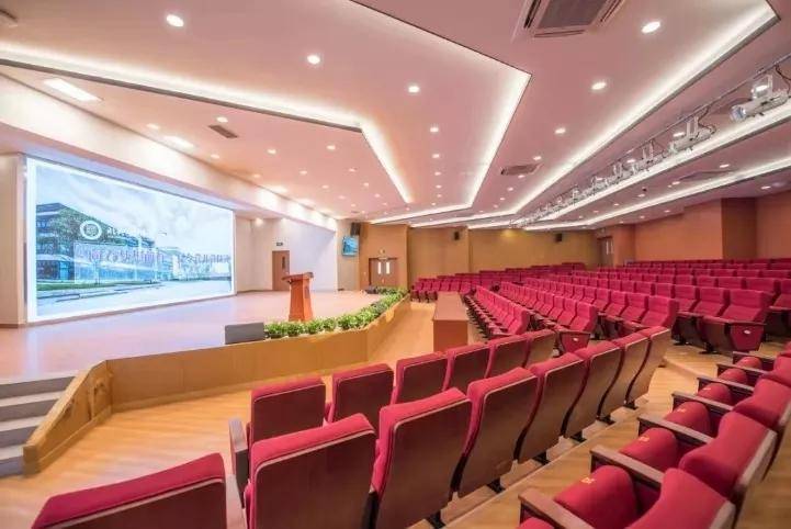 ▼学术报告厅▼千人礼堂▼学校宿舍重庆市北新巴蜀中学校,是经教委