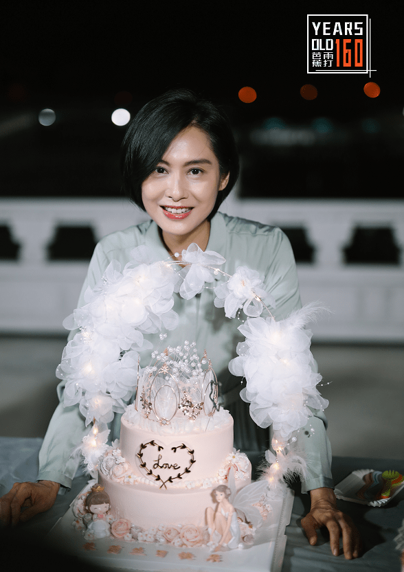 "紫霞仙子"朱茵生日,剧组给她庆生送惊喜,高清照哪像49岁?_手机搜狐网