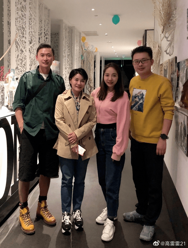 她和同样热爱公益事业的足坛明星高雷雷成为了好朋友,近日她还和