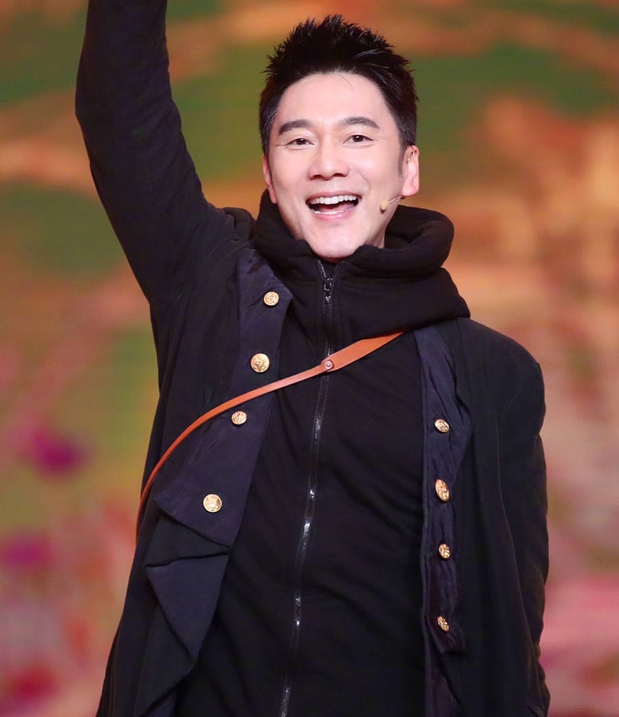 50岁林依轮晒古装造型,帅气逼人好似20岁,意外撞脸赵又廷?