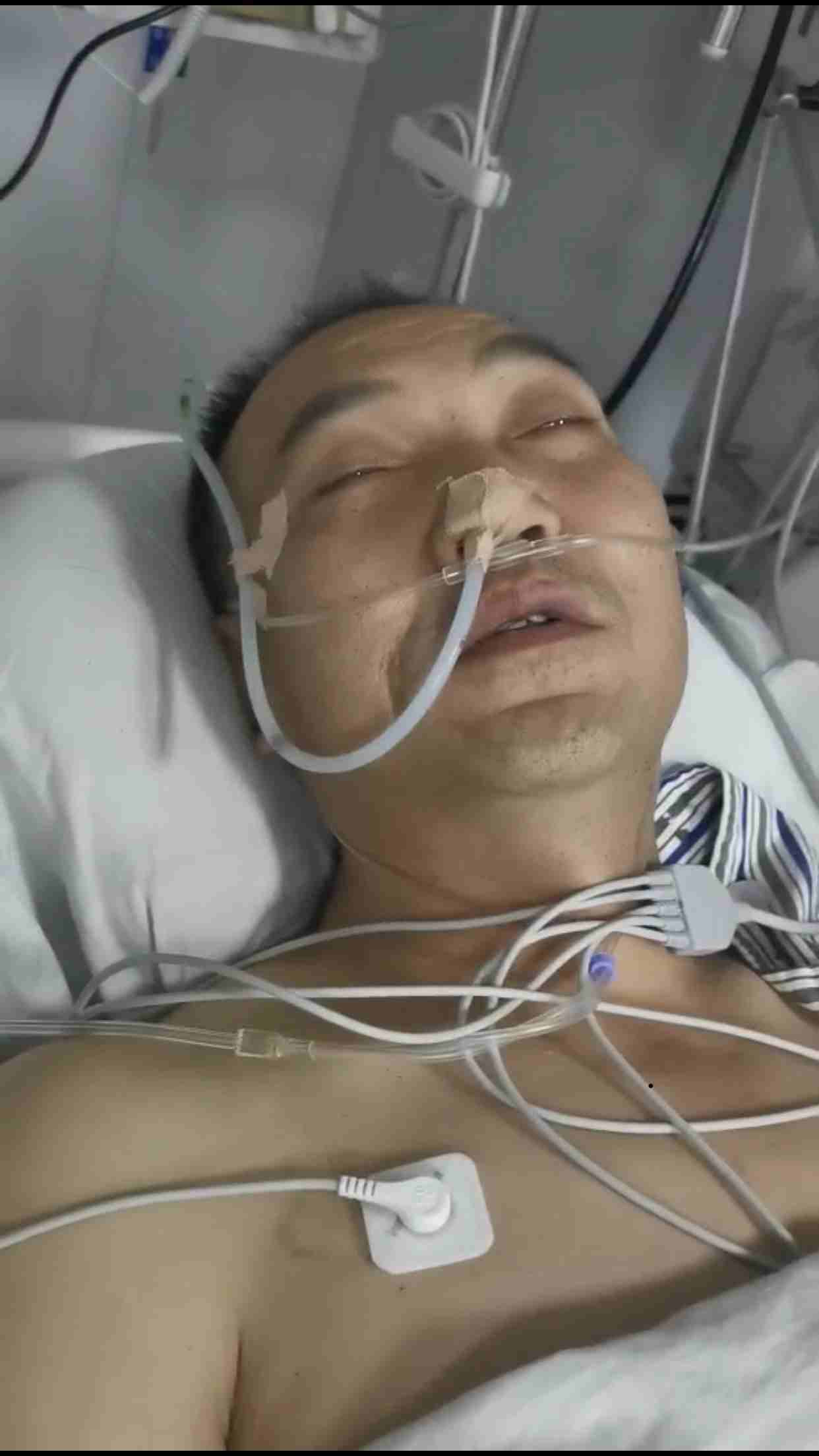 53岁残疾父亲不幸突发脑出血,为治疗债台高筑,无助女儿含泪跪求帮助