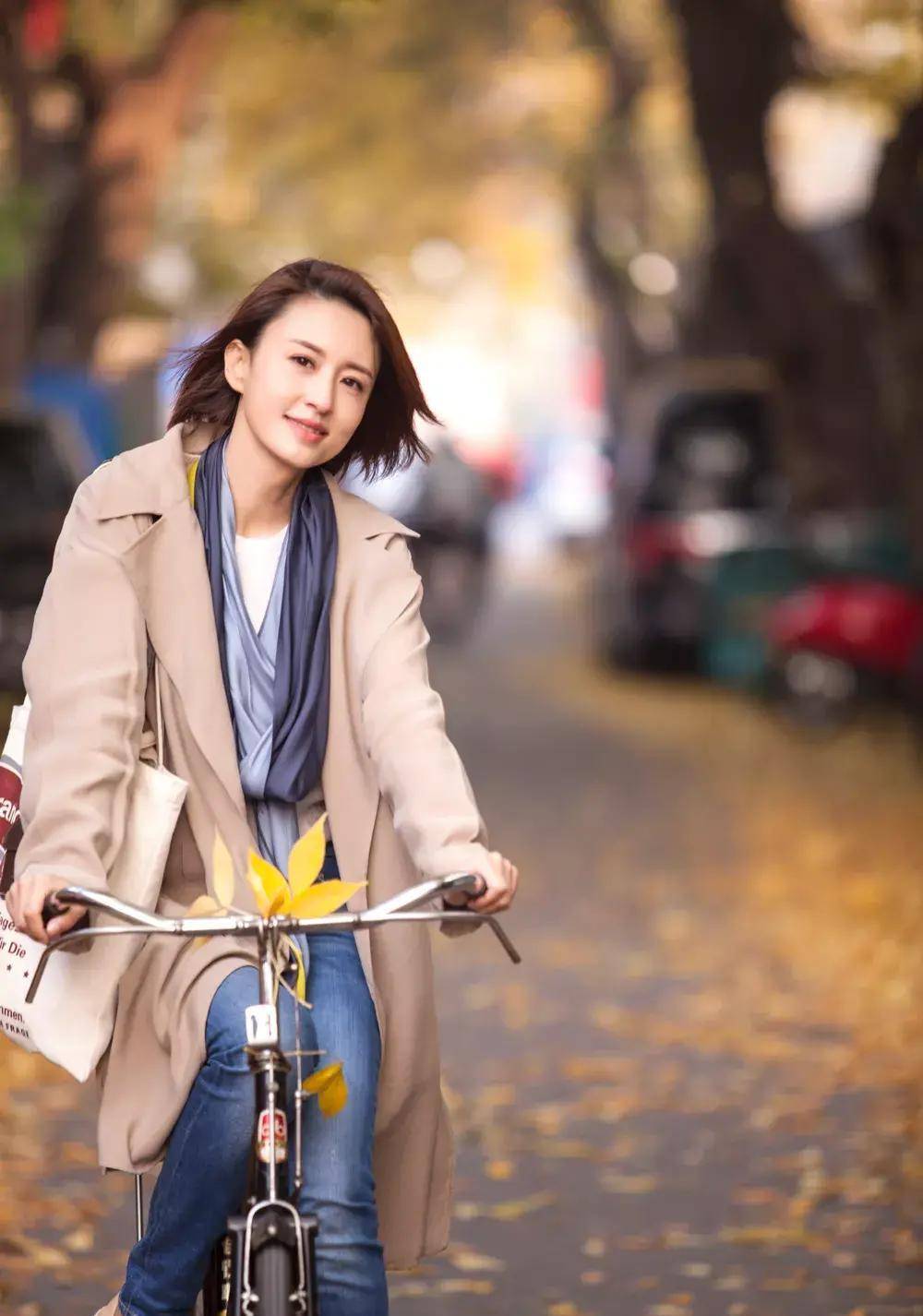 "张蕾"真是气质实力派,穿裸粉色衬衫配白裤子,扎起头发更迷人