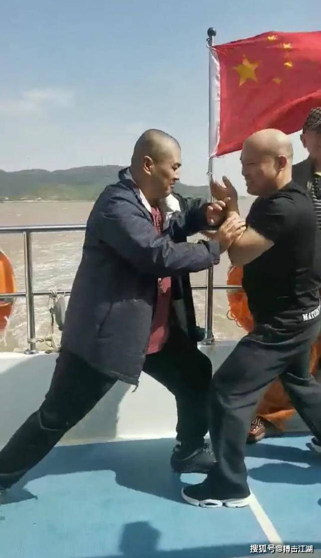 原创太极雷雷最新动态!在渔船上玩太极推手,拳迷:能推动马保国吗?