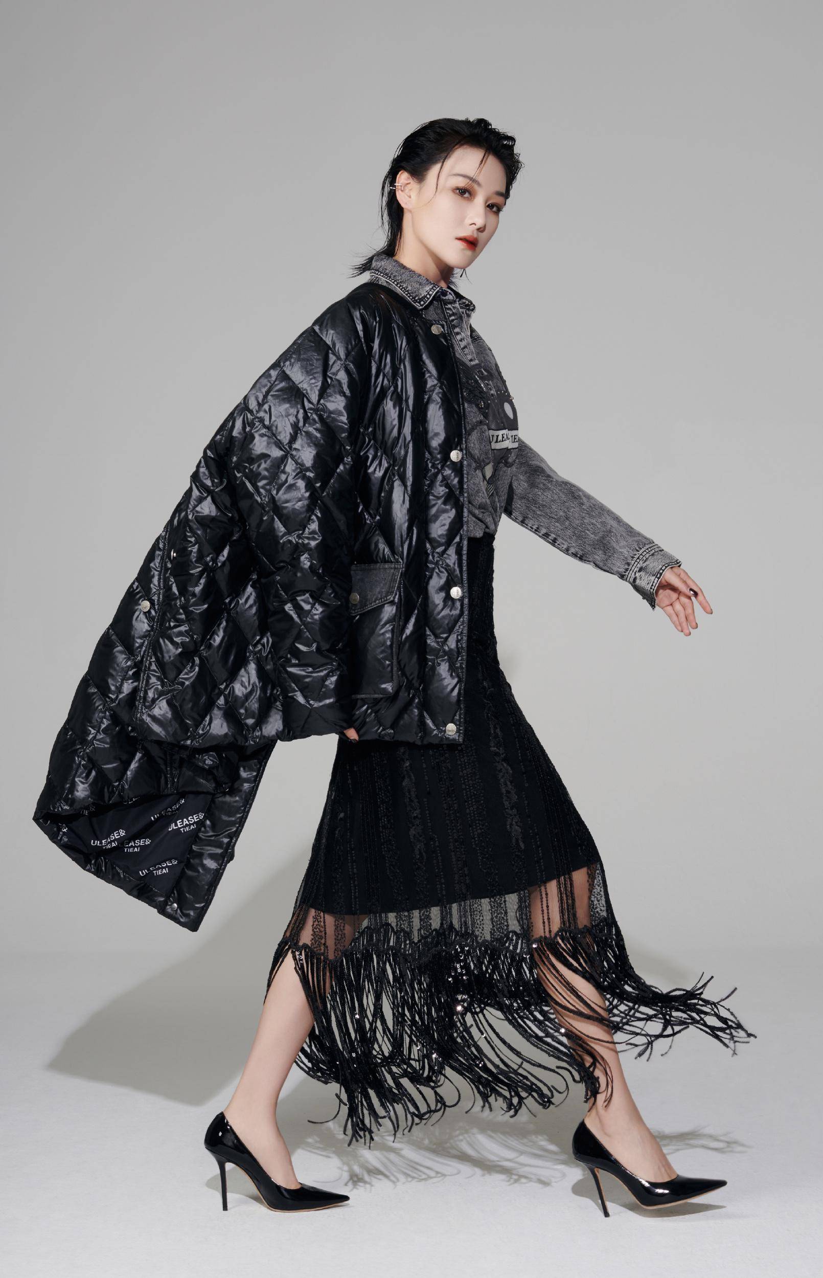 成为军嫂依旧人气不减领衔时装周走台霸气头饰女王范儿