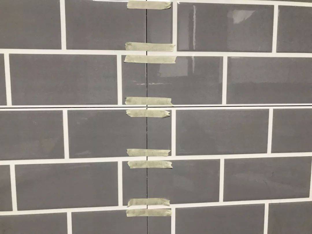 如果全都用一个颜色的美缝剂,就失去了工字砖的纹理,很难看;要保障