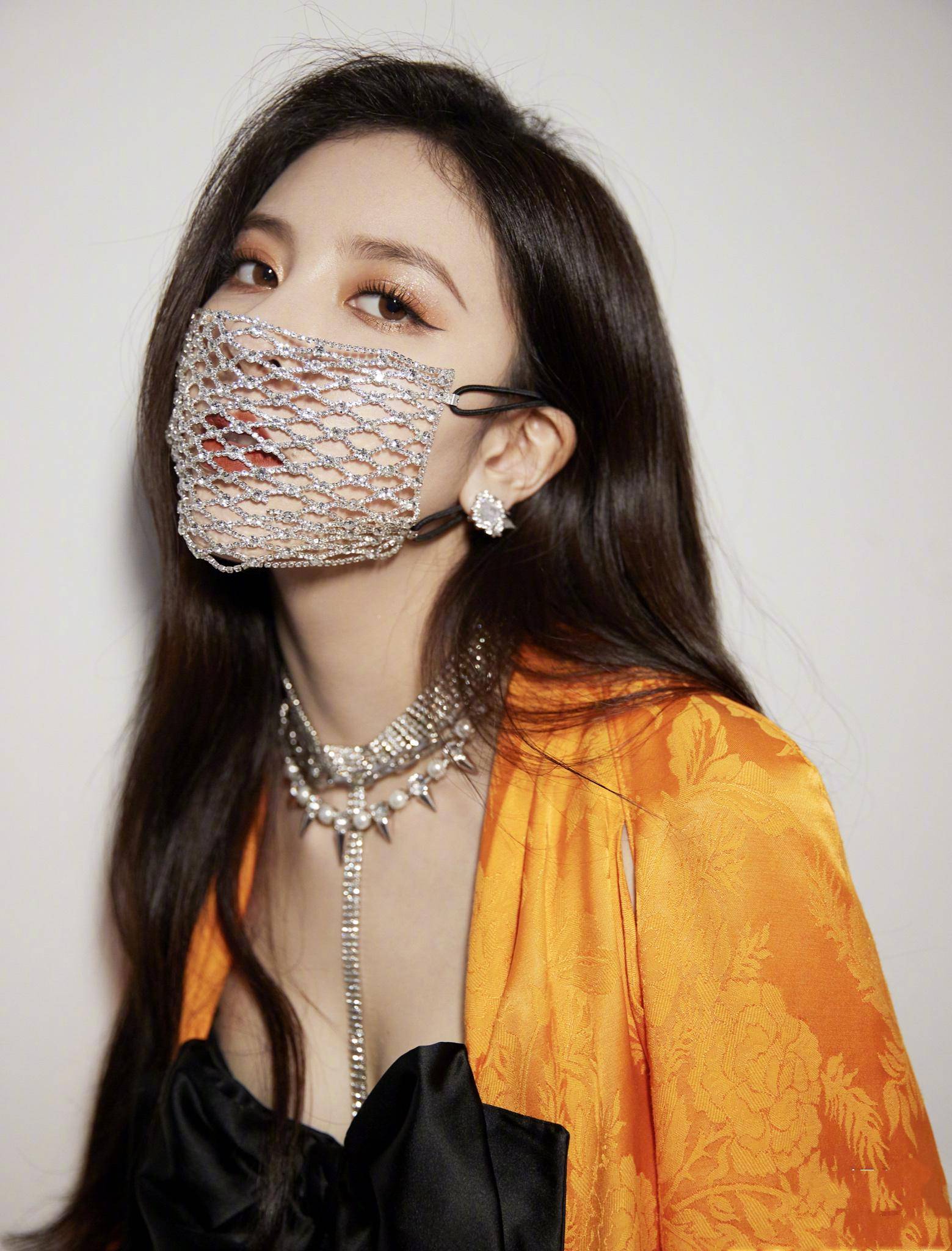 宋妍霏新造型明艳成熟,与张一山分手后气场全开,钻石口罩太抢镜