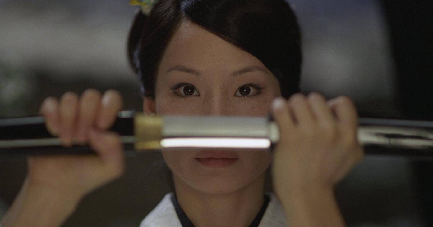 刘玉玲饰演的一位美日中三国混血的日本女杀手,她面容姣好身穿着优雅