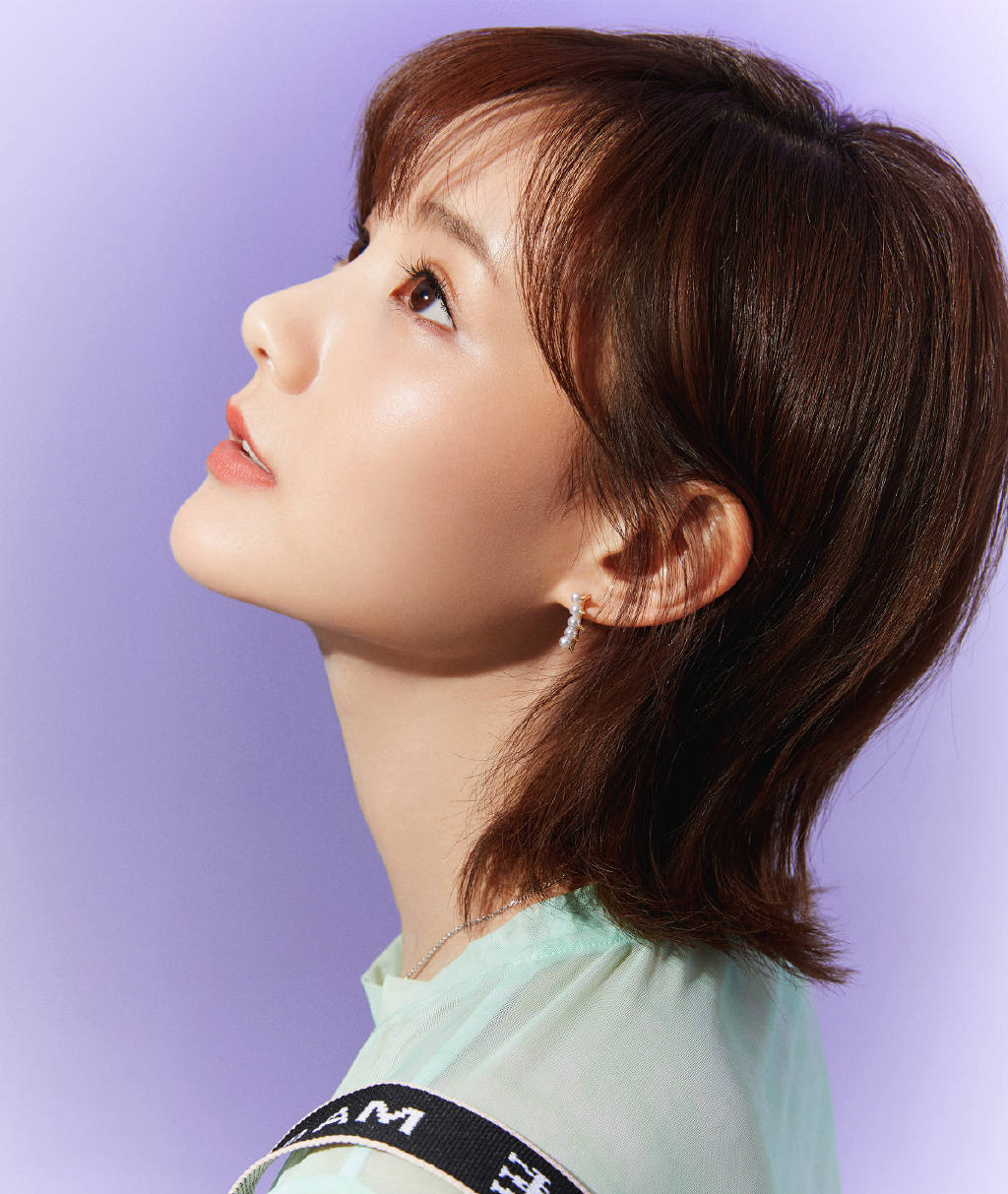 李一桐印花紧身裙刚好遮住大腿后背还剪个心形太撩人了